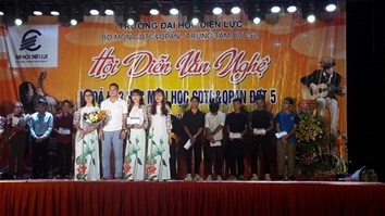 Hình ảnh các tiết mục văn nghệ của sinh viên đợt 5